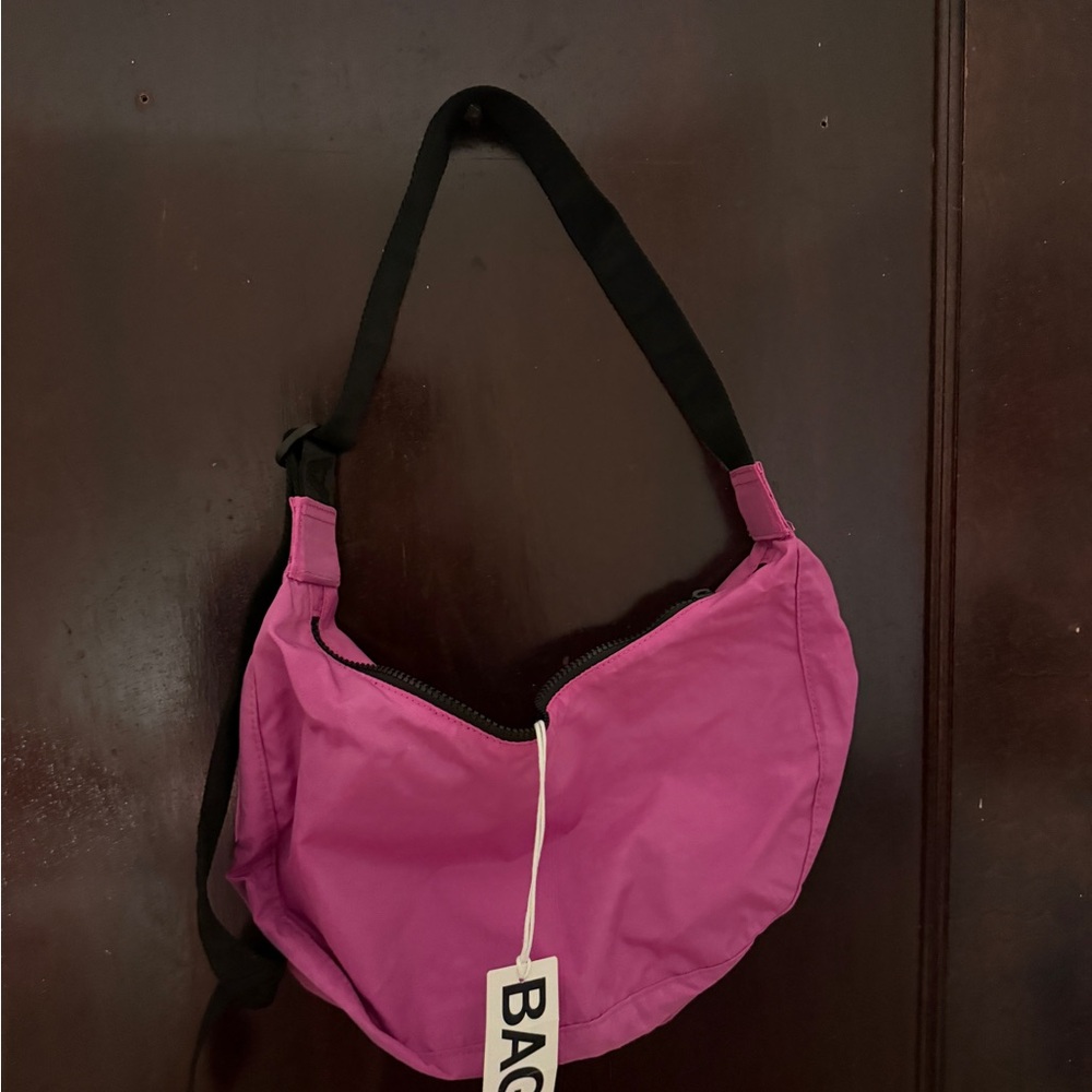 BAGGU medium crescent in extra pink